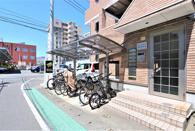 屋根付き駐輪場あります