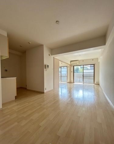 広々リビングで家具の配置もしやすいです