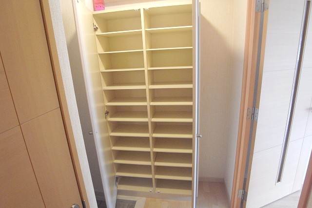 玄関にはたっぷり収納のシューズボックス