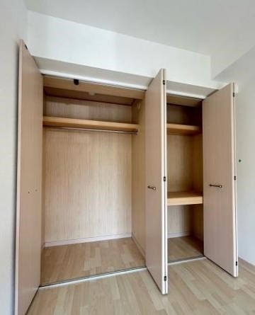 奥行きのある広々クローゼット