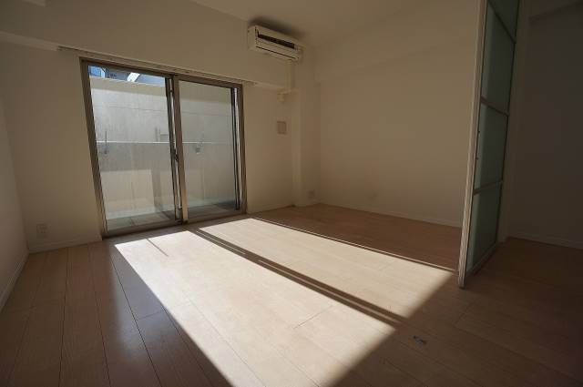 白を基調とした明るいお部屋です