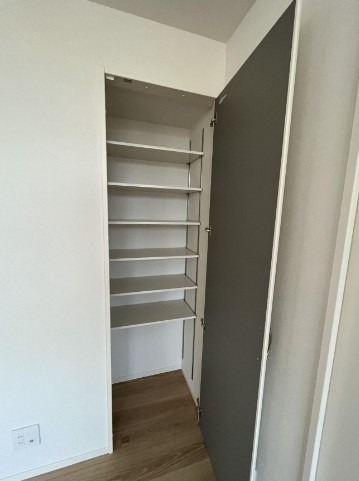 リビング側にも収納がございます