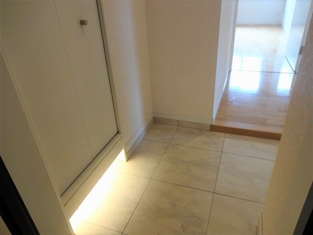 間接照明のあるオシャレな玄関ですね