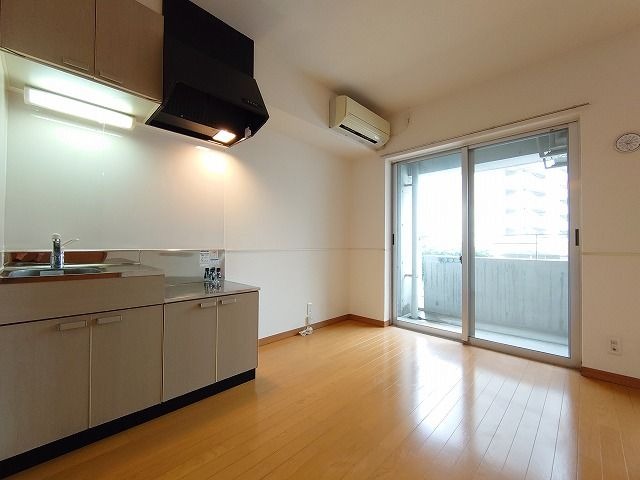 窓が大きく明るいお部屋です