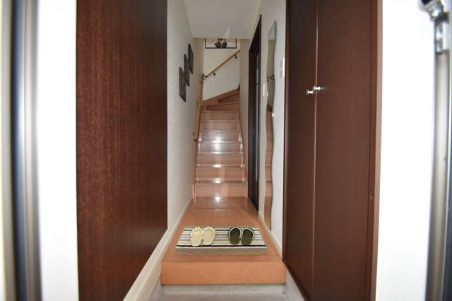 こちらから２階に上がって行きます。