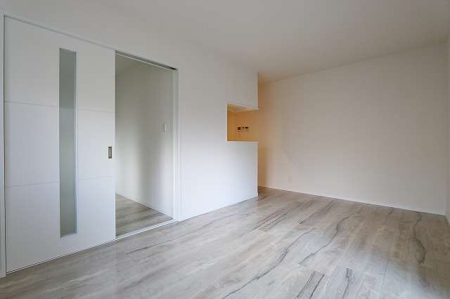 白を基調としたデザイン性ある室内です