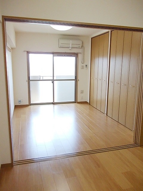 広々明るい洋室です。
