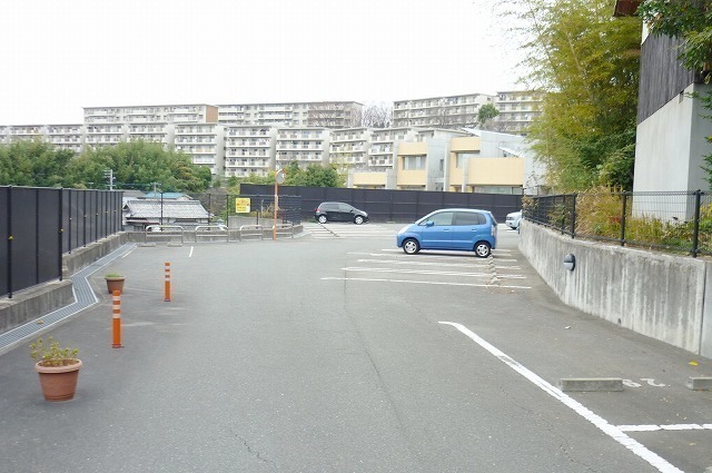 敷地内駐車場の空きがございます。