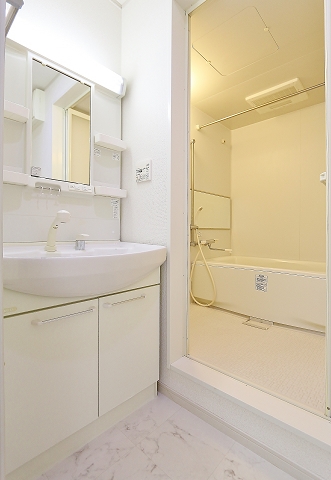 大きな化粧洗面台完備