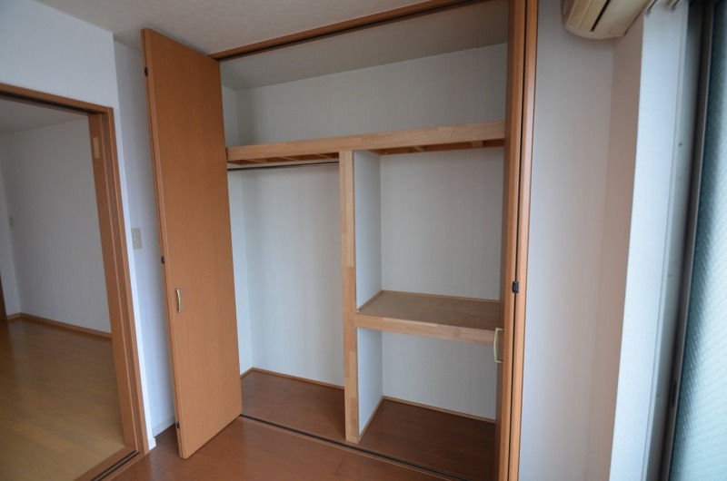 かさばりやすいお洋服もたっぷり収納可能です