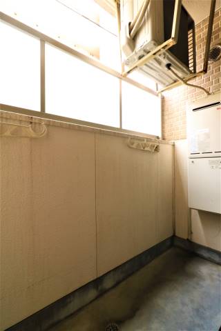 洋室からバルコニーに出られます