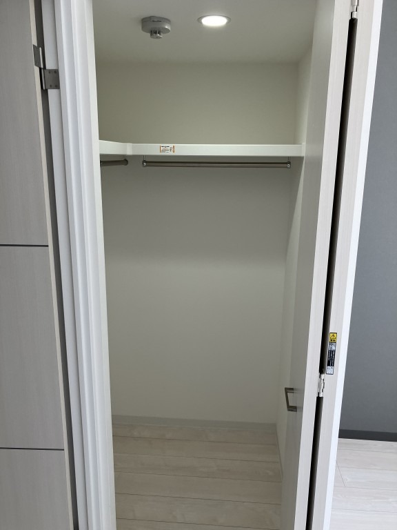 奥行きのあるウォークインクローゼットございます