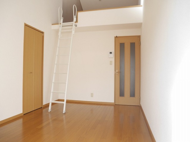 家具の配置に困らないリビングですね