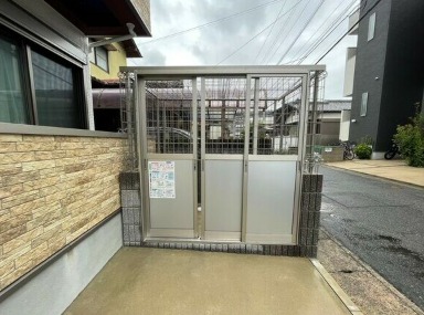 ごみ置き場はこちらにあります。