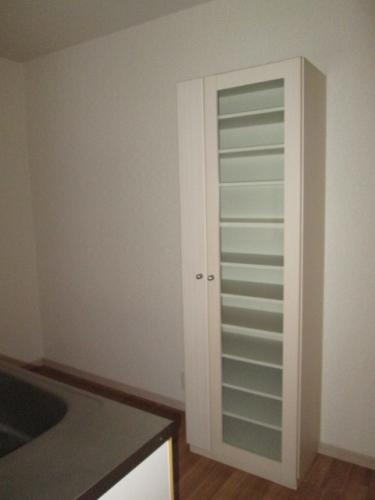 キッチンの後ろには備え付けの収納もあります