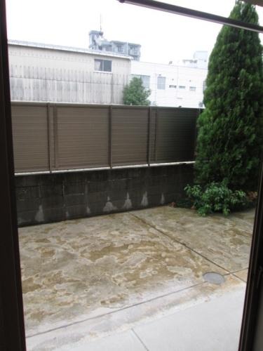 南向きで広々としたバルコニーです