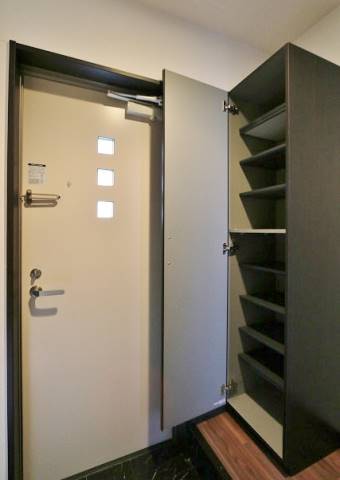 玄関から見るとこんな感じです