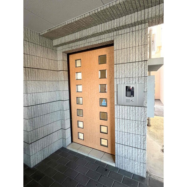 オートロック付きのマンションです