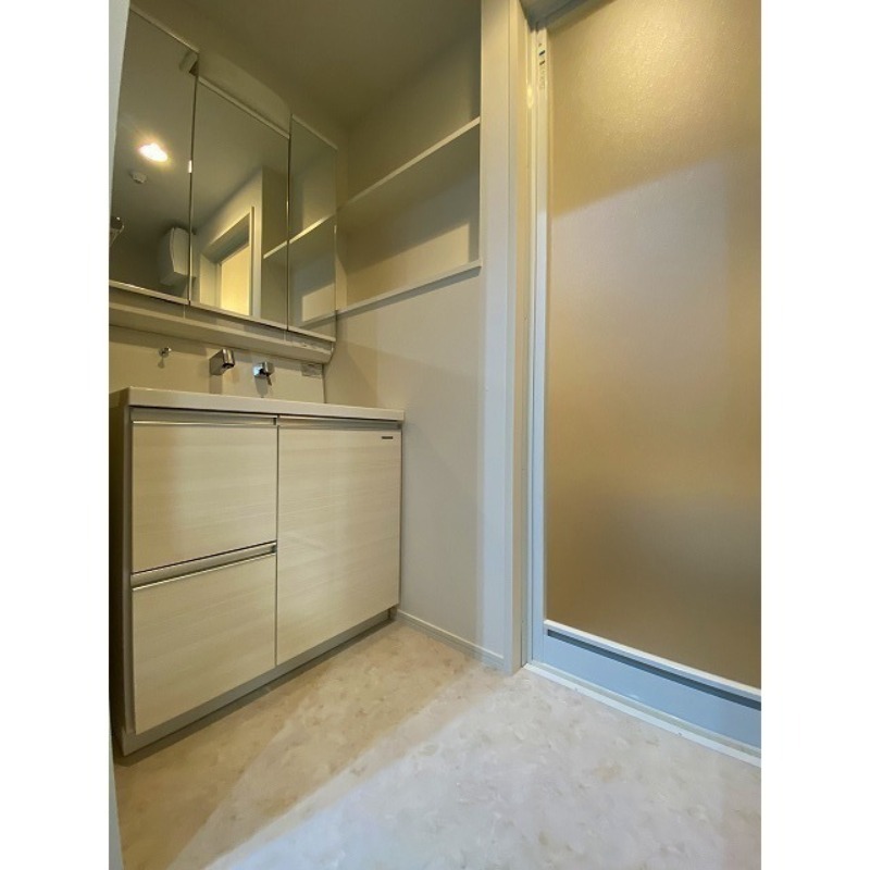 便利な三面鏡独立洗面台です。