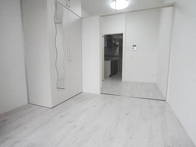 白基調で明るい印象のお部屋です