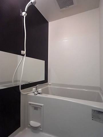 アクセントカラーがオシャレなバスルーム