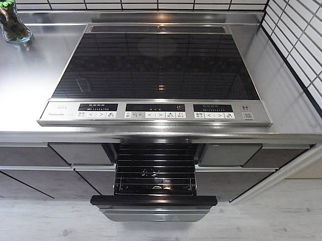 ラジエントヒーター３口にグリル付のシステムキッチン