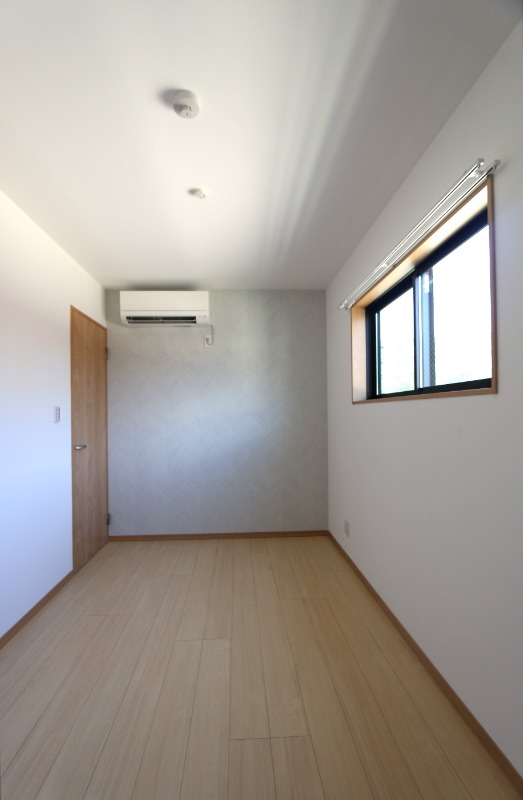 こちらは寝室にピッタリの洋室です