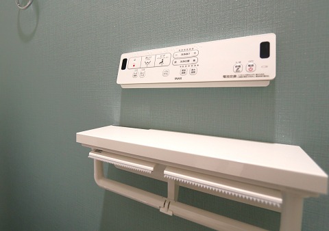 温水洗浄便座付きでとてもありがたいですね！