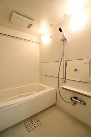 浴室乾燥機付きのバスルームです