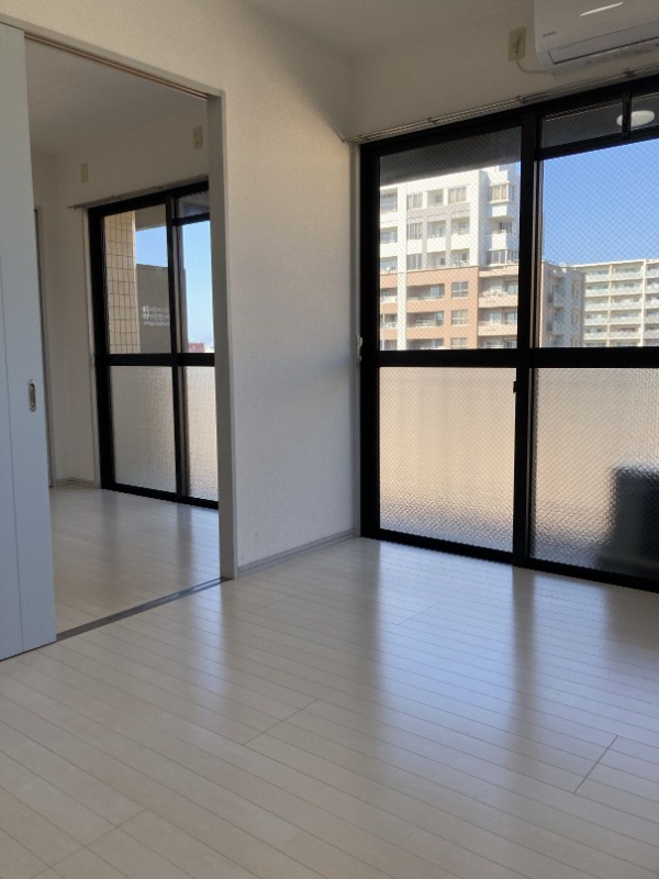 広々とした洋室ですね。