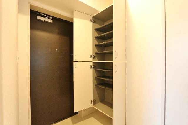 スニーカーからブーツまでたくさんの靴が収納可能です