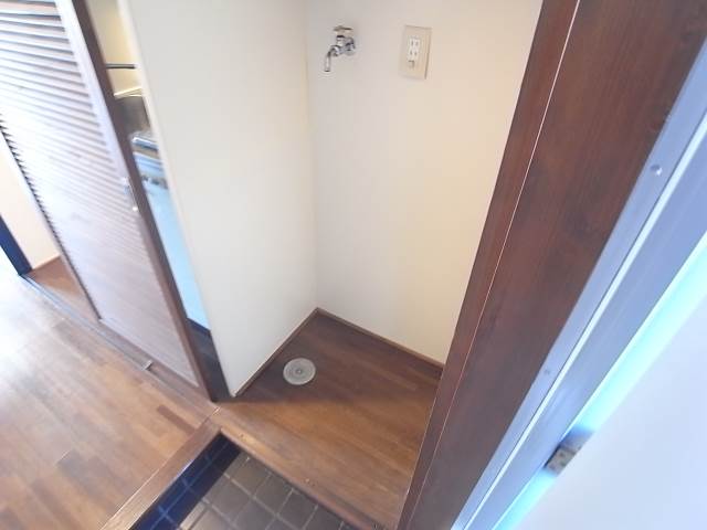 室内洗濯機置場を隠す扉付です